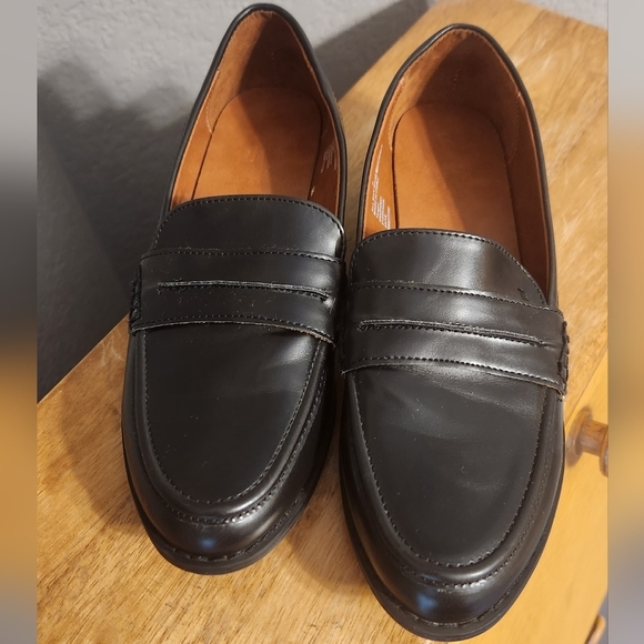 Universal Thread Black Loafers, Size 8 - Picture 2 of 5